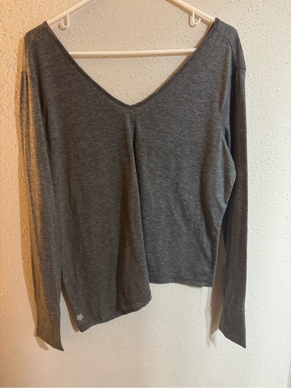 Women's Long-Sleeve V-Neck Top - Gray